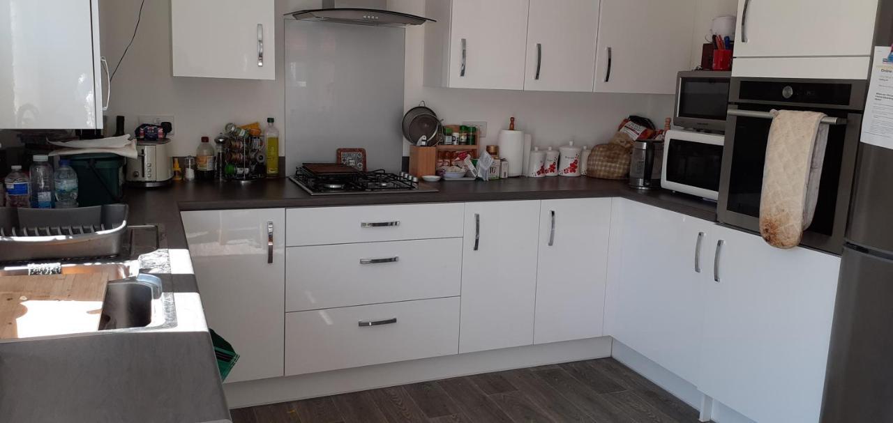 Beautiful En-Suite Room With Stairs Wokingham Exterior foto